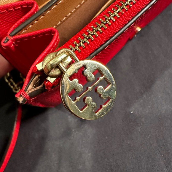 TORY BURCH RED ROBINSON PEBBLED CHAIN WALLET - Picture 13 of 14